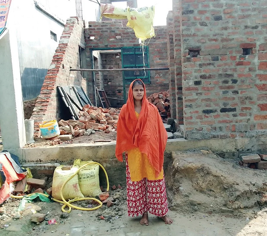 पीएम आवास योजना: सरकारी फाइलों में बिना छत के ही मकानों को बना दिया तैयार, फिर भी यूपी को मिल गया नंबर वन का खिताब