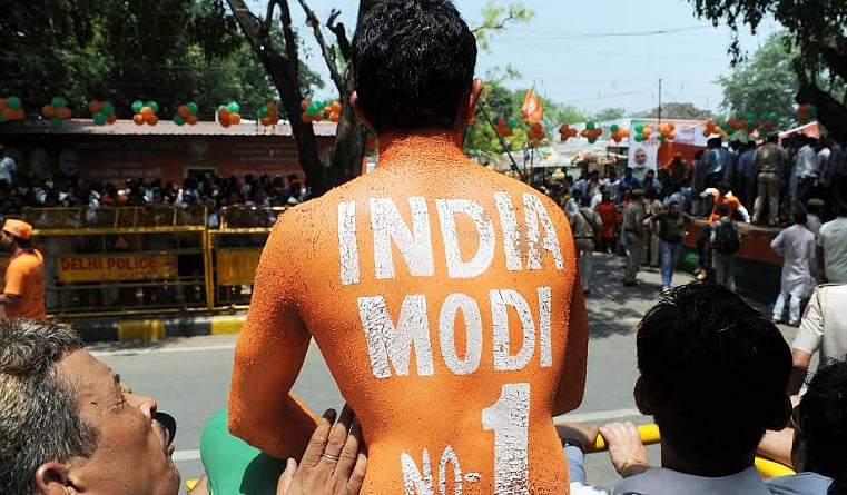 विष्णु नागर का व्यंग्य: दुखी रहना भक्तों के जीवन का ध्येय है और उनका पहला और आखिरी प्यार भी!