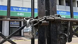 बैंक ग्राहक ध्यान दें: बैंक यूनियनों ने 12 फरवरी को किया हड़ताल का ऐलान, बैंकिंग सेवाओं पर हो सकता है असर