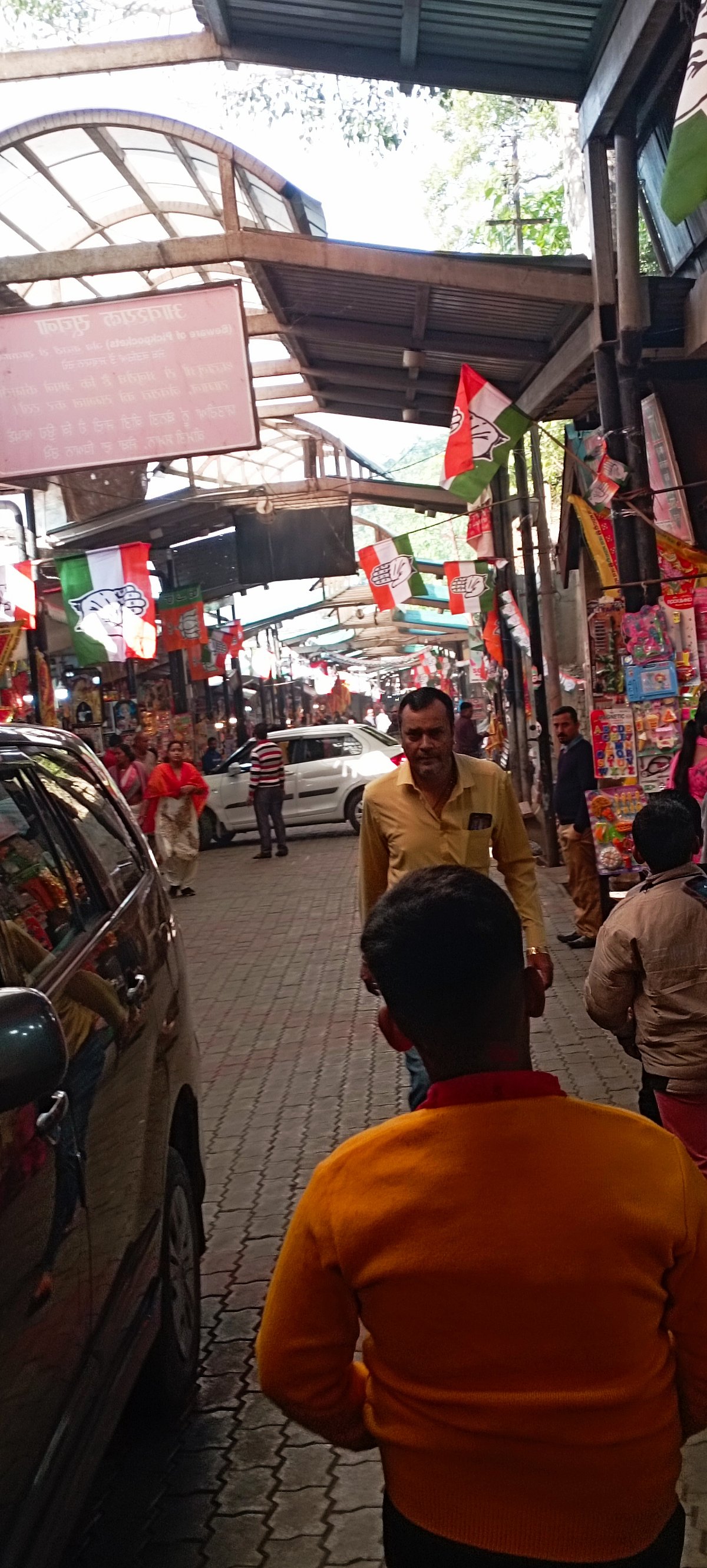 झंडियों से पटा ज्वाला जी मंदिर मार्ग