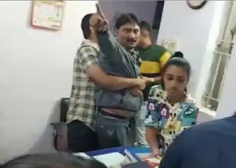 गुजरात चुनावः वोटिंग से पहले राजकोट में शराब के अड्डे पर छापा, आरोपियों के परिजनों ने किया हंगामा
