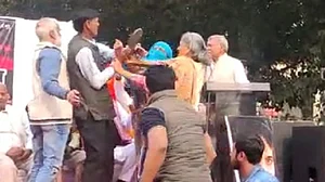 दिल्लीः 'जस्टिस फॉर श्रद्धा' के लिए आयोजित हिंदू महापंचायत में बवाल, मंच पर महिला ने व्यक्ति को चप्पल से पीटा