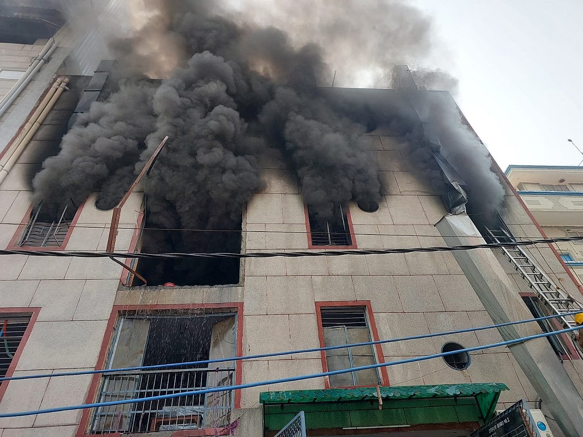 दिल्ली: नरेला में प्लास्टिक फैक्ट्री में भीषण आग, दो लोगों की मौत, 3 को बचाया गया, कई लोगों के फंसने की आशंका