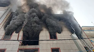 दिल्ली: नरेला में प्लास्टिक फैक्ट्री में भीषण आग, दो लोगों की मौत, 3 को बचाया गया, कई लोगों के फंसने की आशंका