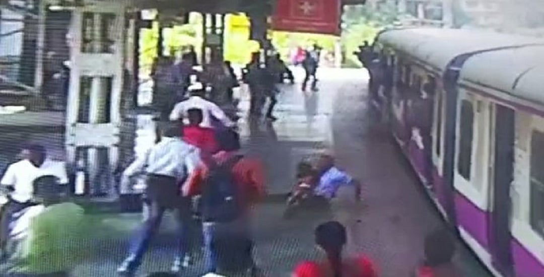 मुंबईः स्टेशन पर RPF जवान ने महिला और बच्चे को ट्रेन की चपेट में आने से बचाया, सतर्कता और बहादुरी की हो रही तारीफ
