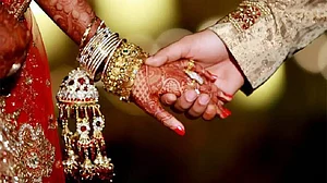 महाराष्ट्र सरकार ने 'अंतरधार्मिक शादी' पर नजर रखने के लिए बनाया 10 लोगों का पैनल, विपक्ष ने उठाया सवाल