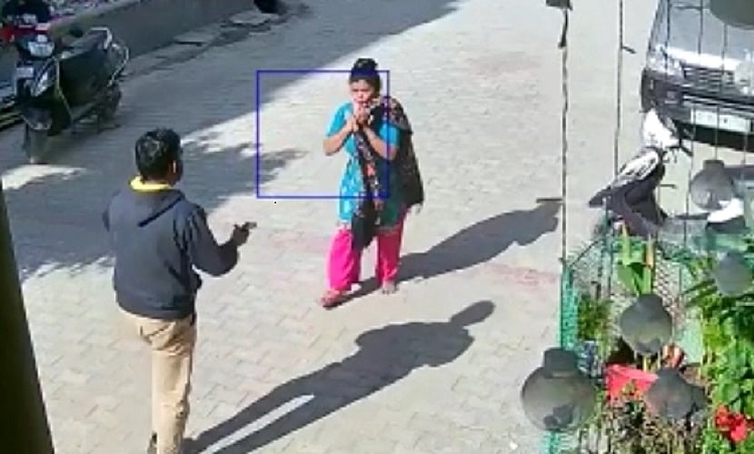 गाजियाबाद में घर के बाहर धूप में बैठी महिला से दिनदहाड़े लूट, घटना को अंजाम देकर अपराधी फरार 