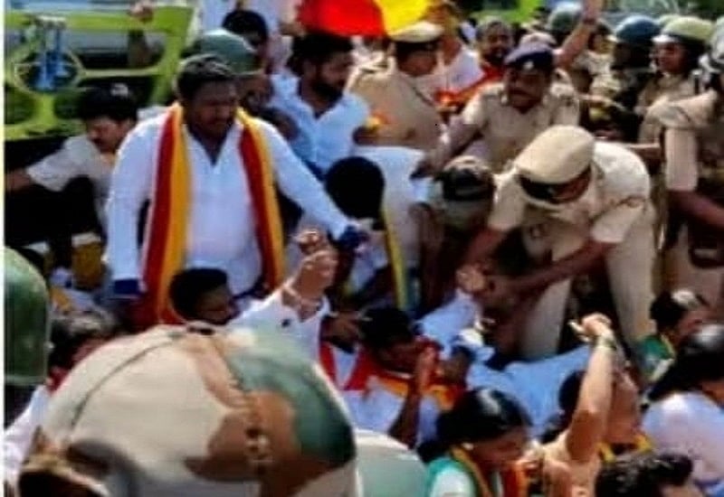 महाराष्ट्र-कर्नाटक सीमा विवाद पर बेलगावी में हिंसा, कन्नड़ कार्यकर्ताओं ने जमकर काटा बवाल, पुलिस पर भी पथराव
