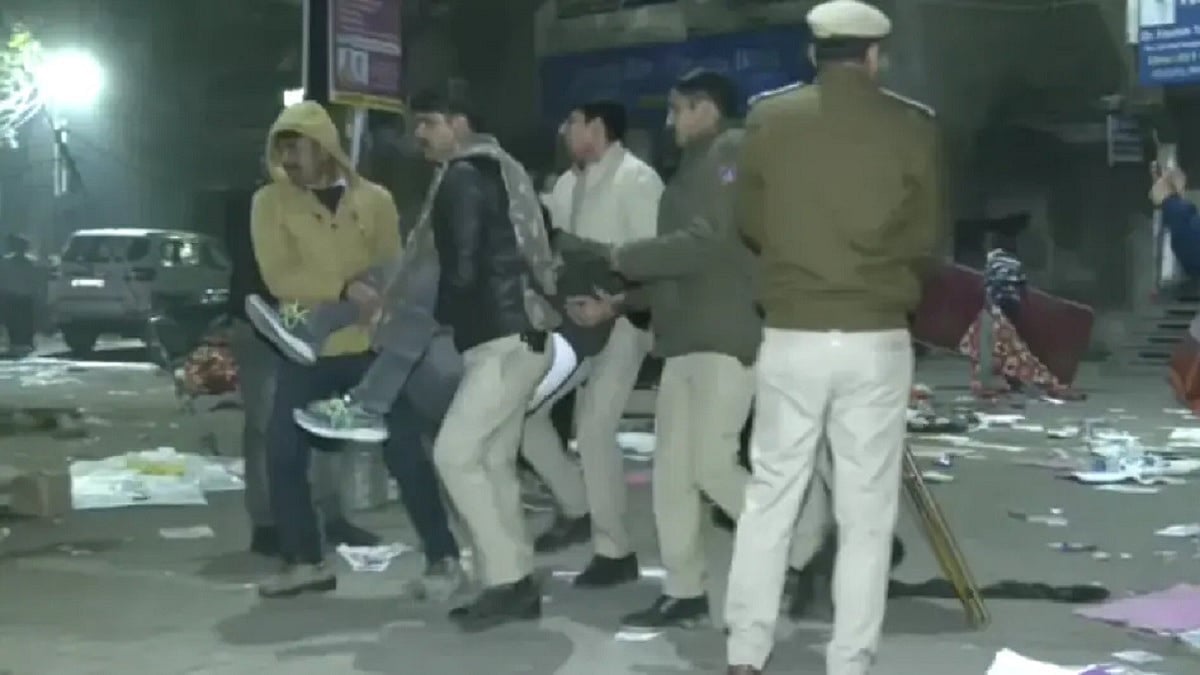 दिल्ली: अपनी मांगों के लेकर प्रदर्शन कर रहे UPSC छात्रों को पुलिस ने खदेड़ा, दो दिनों से कर रहे थे प्रदर्शन