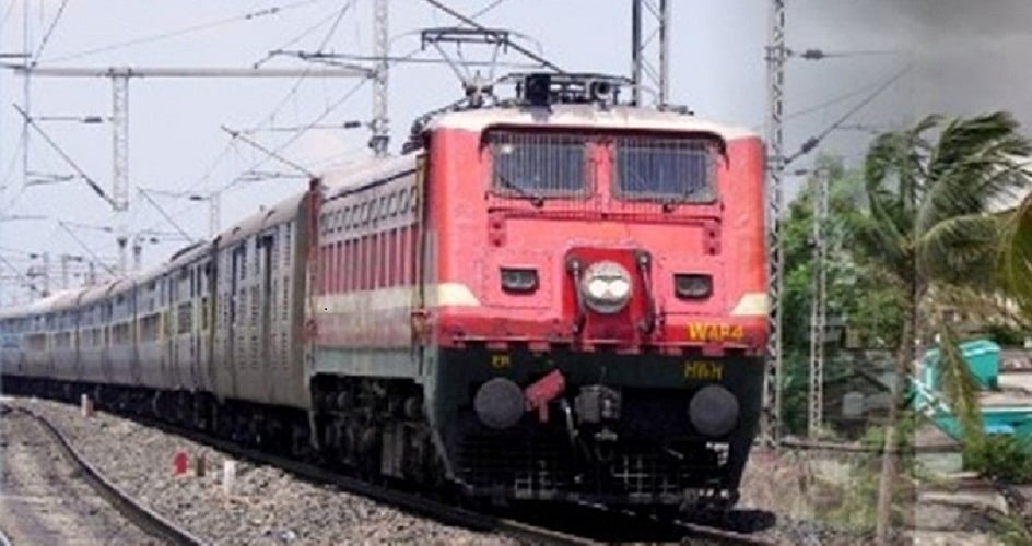 कंपनी ने नौकरी से निकाला तो युवक ने पटरी पर लाल झंडा लगाकर रोक दी ट्रेन, पुलिस ने बहाल कराया परिचालन