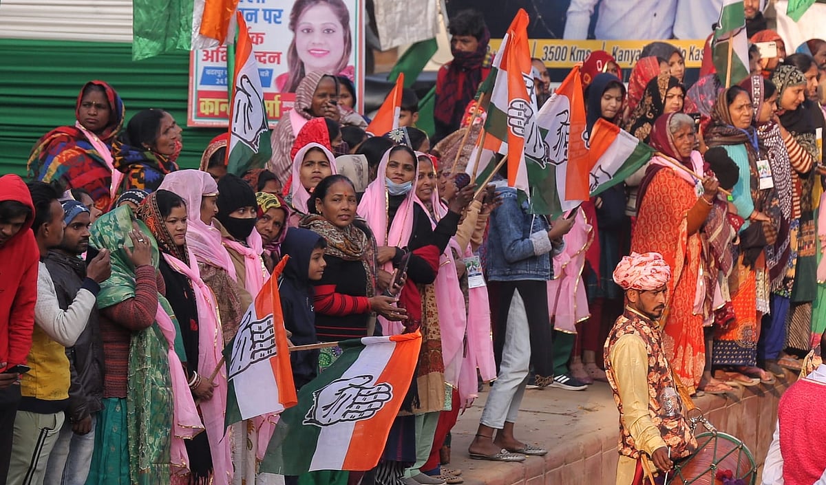 यात्रा के दौरान जगह-जगह खड़े हुए तमाम लोग राहुल गांधी की एक झलक पाने के लिए इंतजार कर रहे हैं।