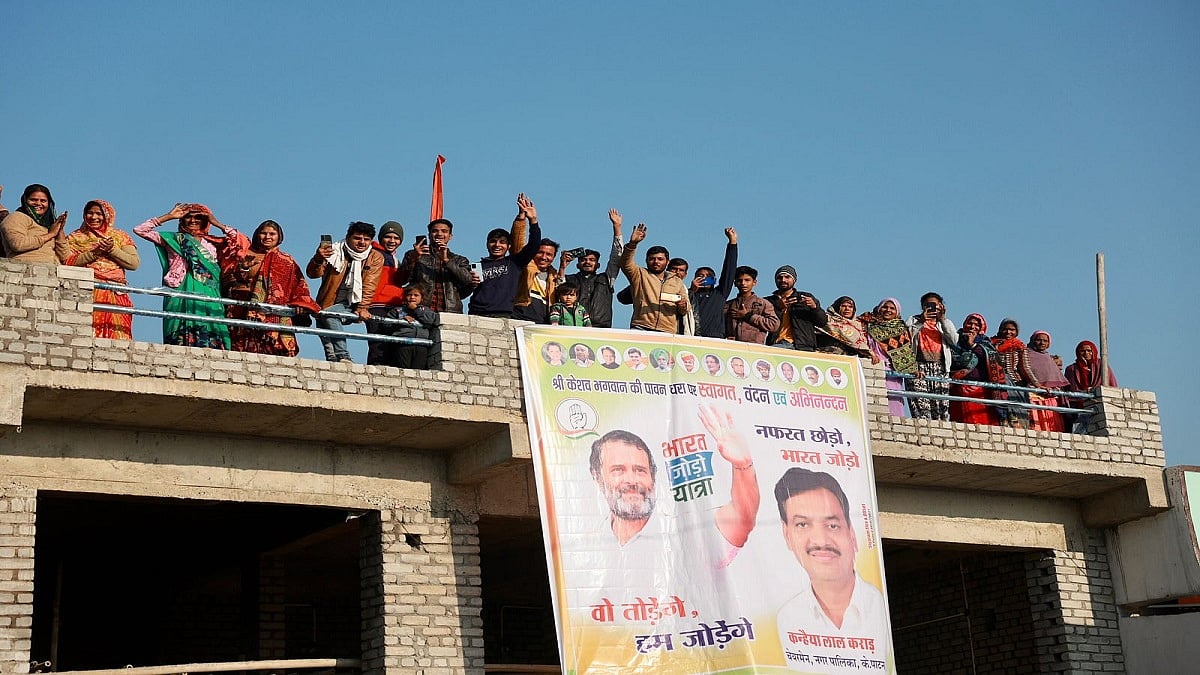 छतों से 'भारत यात्रियों' का उत्साह बढ़ाते लोग 