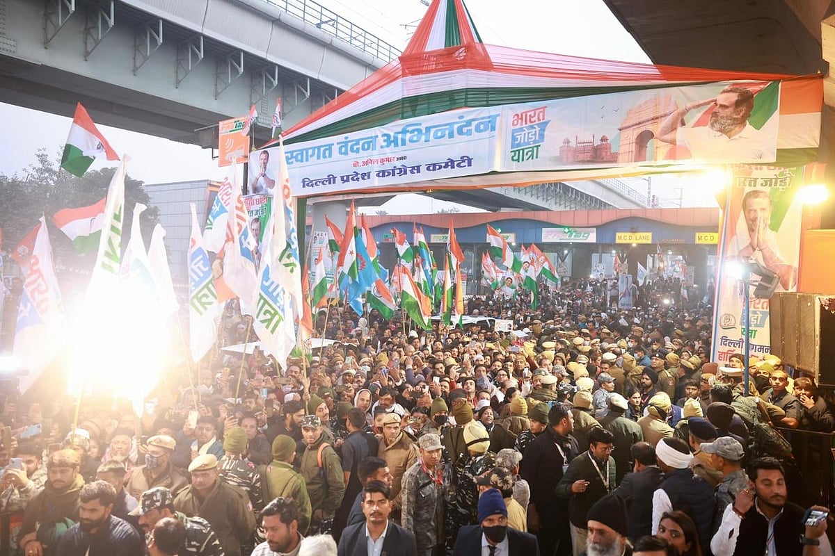 राहुल गांधी की एक झलक पाने के लिए जगह-जगह भीड़ दिखाई दी।