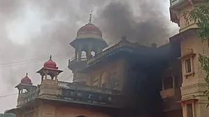 इलाहाबाद यूनिवर्सिटी में फायरिंग-आगजनी मामला: 43 गार्ड्स के खिलाफ FIR दर्ज, कल बवाल में कई छात्र हुए थे घायल