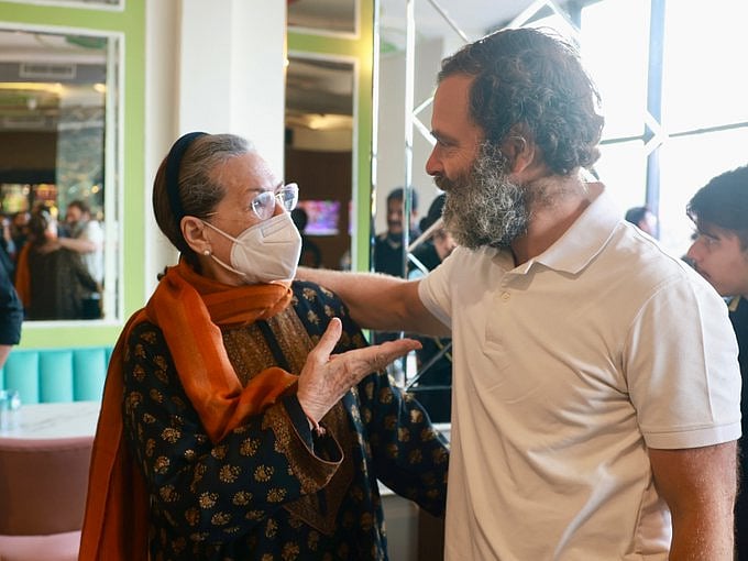 इस दौरान देश जोड़ने निकले बेटे राहुल गांधी की जब मां सोनिया गांधी से मुलाकात हुई तो इस मुलाकात की तस्वीरें खास बन गईं