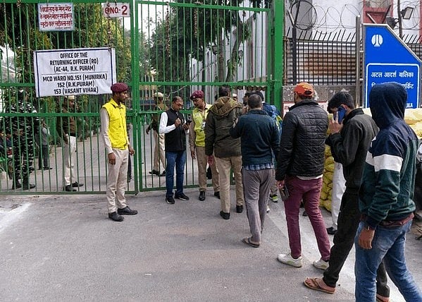 MCD चुनाव में 50 फीसदी मतदान, युवाओं में दिखा वोट का जोश, साफ-सफाई को बताया बड़ा मुद्दा