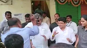 मंत्री पर इंक अटैक के बाद सचेत महाराष्ट्र सरकार, विधानसभा परिसर में स्याही वाला पेन लाने पर लगाई पाबंदी
