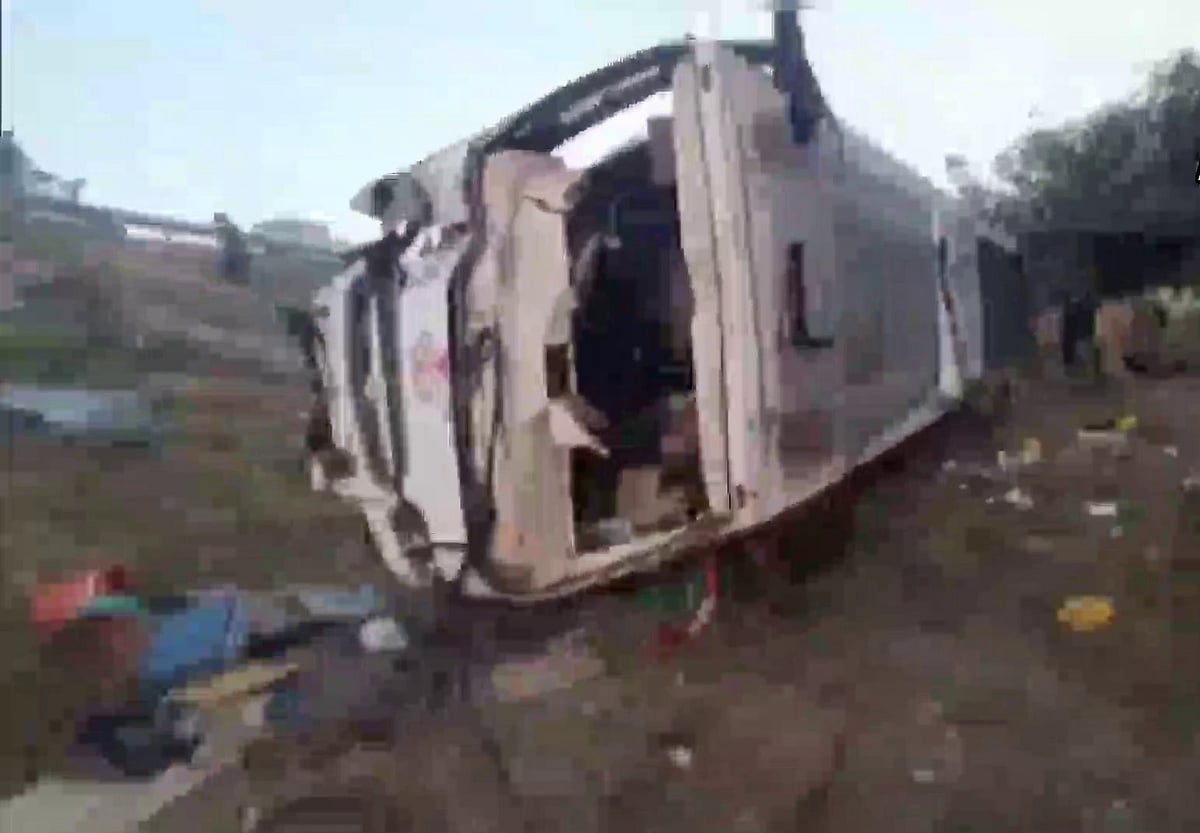 उत्तर प्रदेश: आगरा-लखनऊ एक्सप्रेसवे पर भीषण सड़क हादसा, बस-डीसीएम की टक्कर में 6 लोगों की दर्दनाक मौत, 21 घायल