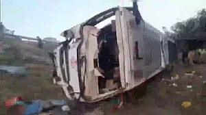 उत्तर प्रदेश: आगरा-लखनऊ एक्सप्रेसवे पर भीषण सड़क हादसा, बस-डीसीएम की टक्कर में 6 लोगों की दर्दनाक मौत, 21 घायल