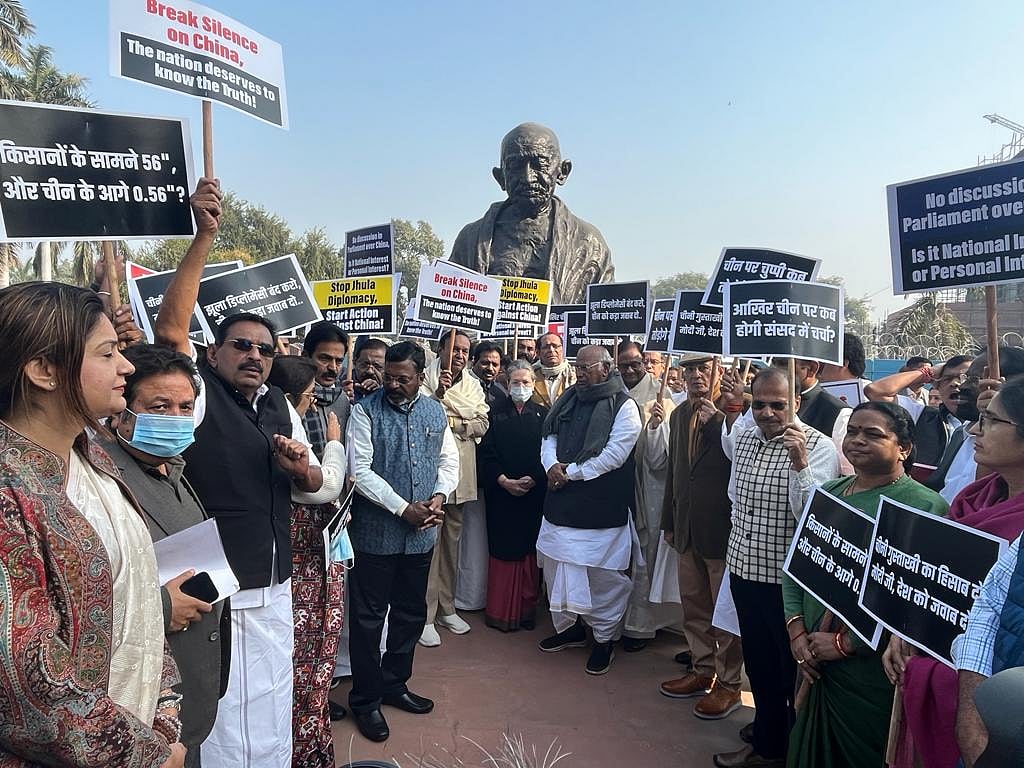 चीन पर चर्चा की मांग पर संसद में संग्राम! गांधी प्रतिमा के सामने विपक्षी सांसदों का प्रदर्शन, सोनिया गांधी भी हुईं शामिल 
