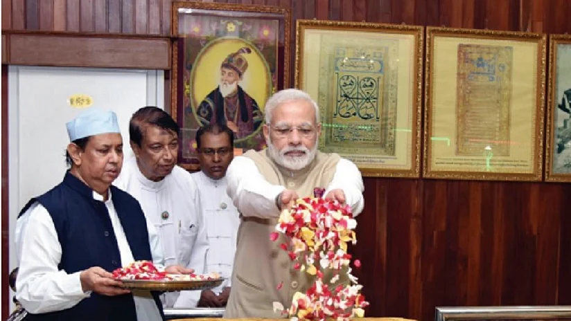 यंगून में बहादुरशाह ज़फर की कब्र पर म्यांमार यात्रा के दौरान पुष्पांजलि अर्पित करते पीएम मोदी। लेकिन भारत मेें
उन्हीं की तस्वीर को छिन्न-भिन्न करना
बताता है कि देश में क्या कुछ हो रहा है।