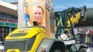 गुजरात चुनाव: हिंदुत्व की पताका योगी के हाथ में सौंप गुजरात में यूपी मॉडल को आज़मा रही है बीजेपी