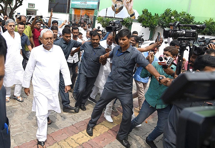 दिल्ली दौरे के बाद घर लौटे CM नीतीश कुमार, पटना में गुलाब की पंखुड़ियां बरसाकर किया गया स्वागत