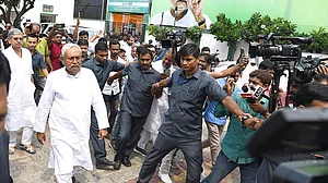 दिल्ली दौरे के बाद घर लौटे CM नीतीश कुमार, पटना में गुलाब की पंखुड़ियां बरसाकर किया गया स्वागत