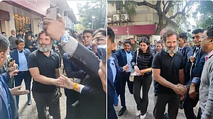 दिल्ली के बाजार में अचानक दिखे राहुल गांधी, खुशी में झूमे लोग, सेल्फी लेने उमड़ी युवाओं की भीड़