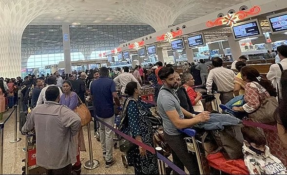 मुंबई एयरपोर्ट के टर्मिनल-2 का सर्वर डाउन, पूरा  सिस्टम हुआ ठप, उड़ानें प्रभावित, यात्रियों की लगी कतार