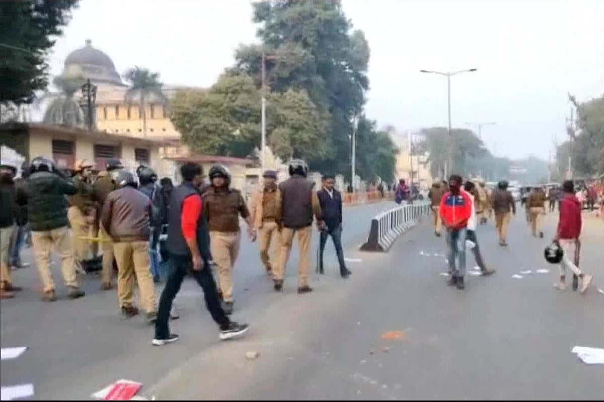 इलाहाबाद यूनिवर्सिटी में सुरक्षा गार्ड ने की फायरिंग, भड़के छात्रों और पुलिस में झड़प, कई छात्र घायल