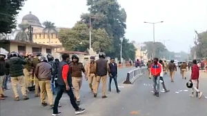 इलाहाबाद यूनिवर्सिटी में सुरक्षा गार्ड ने की फायरिंग, भड़के छात्रों और पुलिस में झड़प, कई छात्र घायल