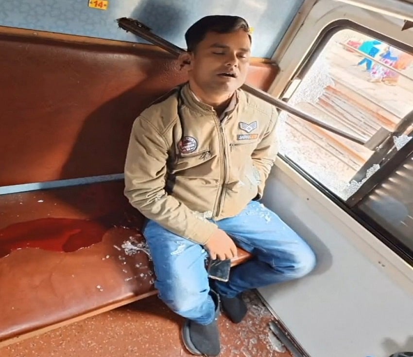 चलती ट्रेन में घुसा लोहे का रॉड, कोच में बैठे शख्स की हुई दर्दनाक मौत, रेलवे ने शुरू की जांच