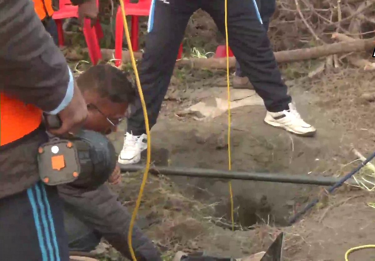 मध्य प्रदेश में मौत से तन्मय का जंग जारी, 50 फुट गहरे बोरवेल में फंसा 8 साल बच्चा, रेस्क्यू ऑपरेशन जारी