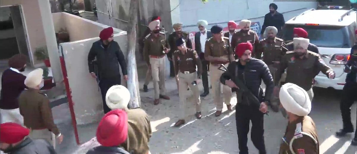 पंजाब की सुरक्षा फिर सवालों के घेरे में! रॉकेट लॉन्चर से पुलिस स्टेशन पर हमले के बाद दहशत, DGP ने किया मौके का मुआयना