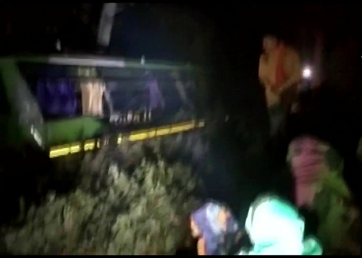 यूपी: सीतापुर में भीषण सड़क हादसा, अनियंत्रित होकर बस पुलिया से पलटी, 20 से अधिक घायल, 5 की हालत गंभीर