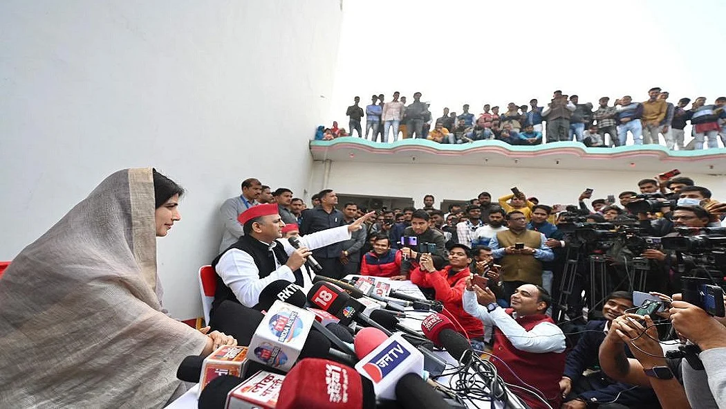 फोटो: @yadavakhilesh