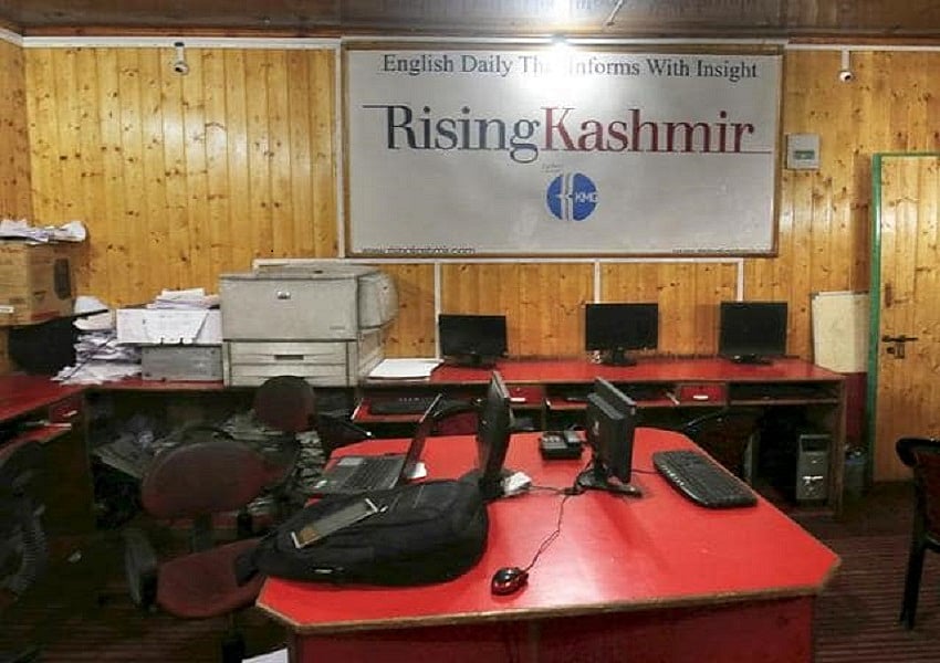 कश्मीर के 8 पत्रकारों को आतंकियों से मिली धमकी, 4 मीडियाकर्मियों ने छोड़ी नौकरी, केंद्र ने संसद में दी जानकारी