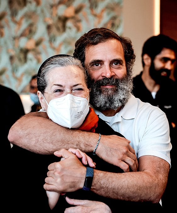 कांग्रेस ने ट्वीट करके लिखा, मेरी बाहों में आसमान है और इस आसमान के आंचल तले मेरा सफ़र जारी है