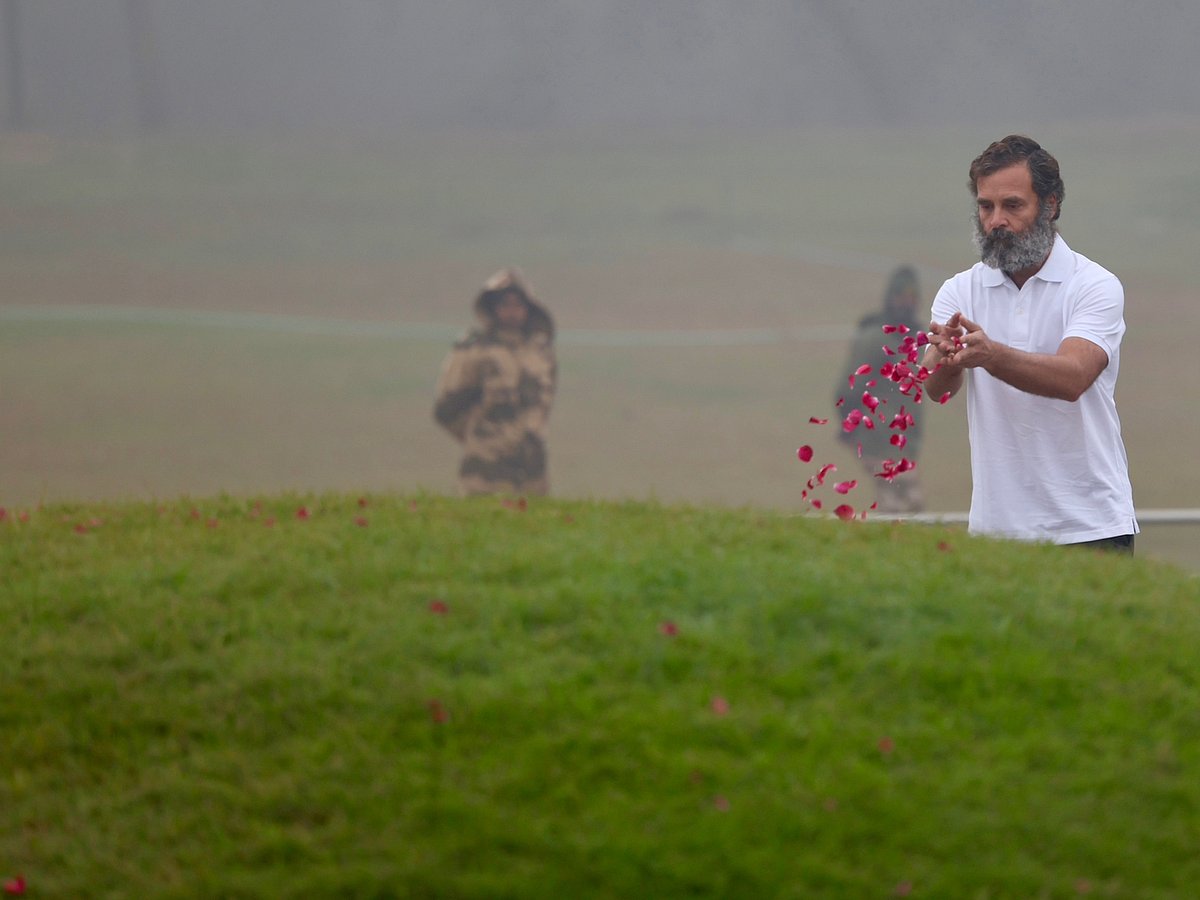 बापू, पंडित नेहरू, इंदिरा-राजीव गांधी और शास्त्री के समाधि स्थल पहुंचे राहुल गांधी, वाजपेयी को भी दी श्रद्धांजलि