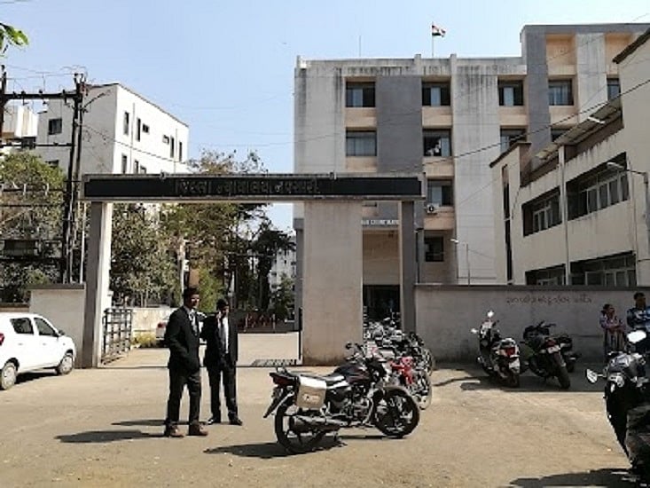 गुजरात में सुनवाई के दौरान आरोपी ने जज पर पत्थर से किया हमला, पुलिस पर उठे गंभीर सवाल