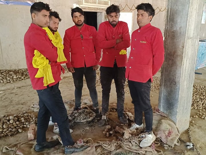 UP: फर्रुखाबाद में इंसानियत शर्मसार! BJP नेता ने चोरी के शक में 5 वेटरों को जंजीरों में बांधा, रातभर बनाया बंधक