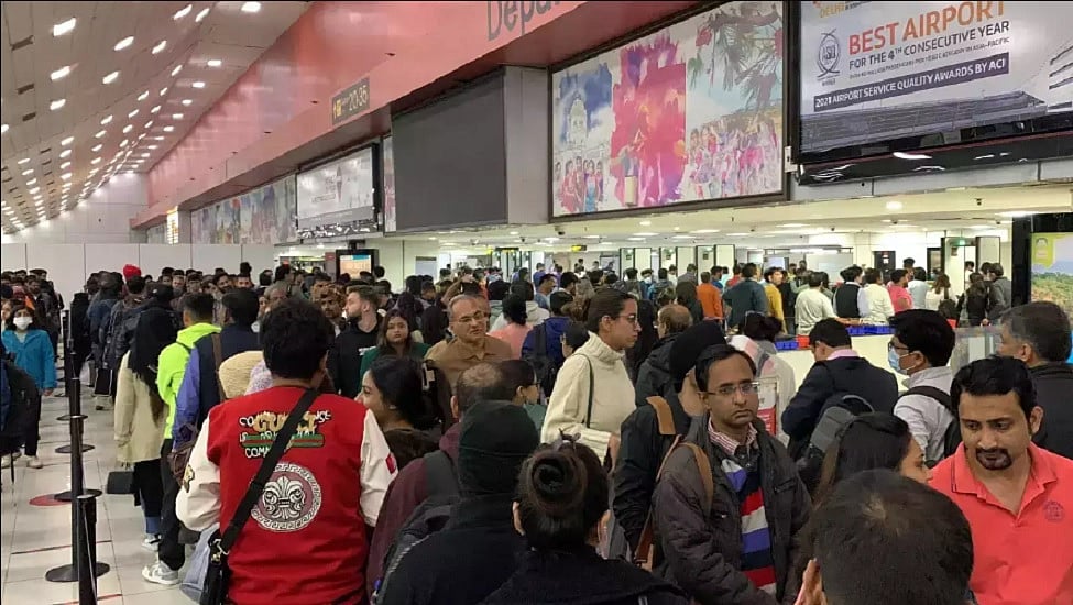 हवाईअड्डों पर लंबी कतारों से परेशान यात्री और सरकार, 'डिजियात्रा' का किया जा रहा प्रचार, लेकिन क्या यही है सही समाधान