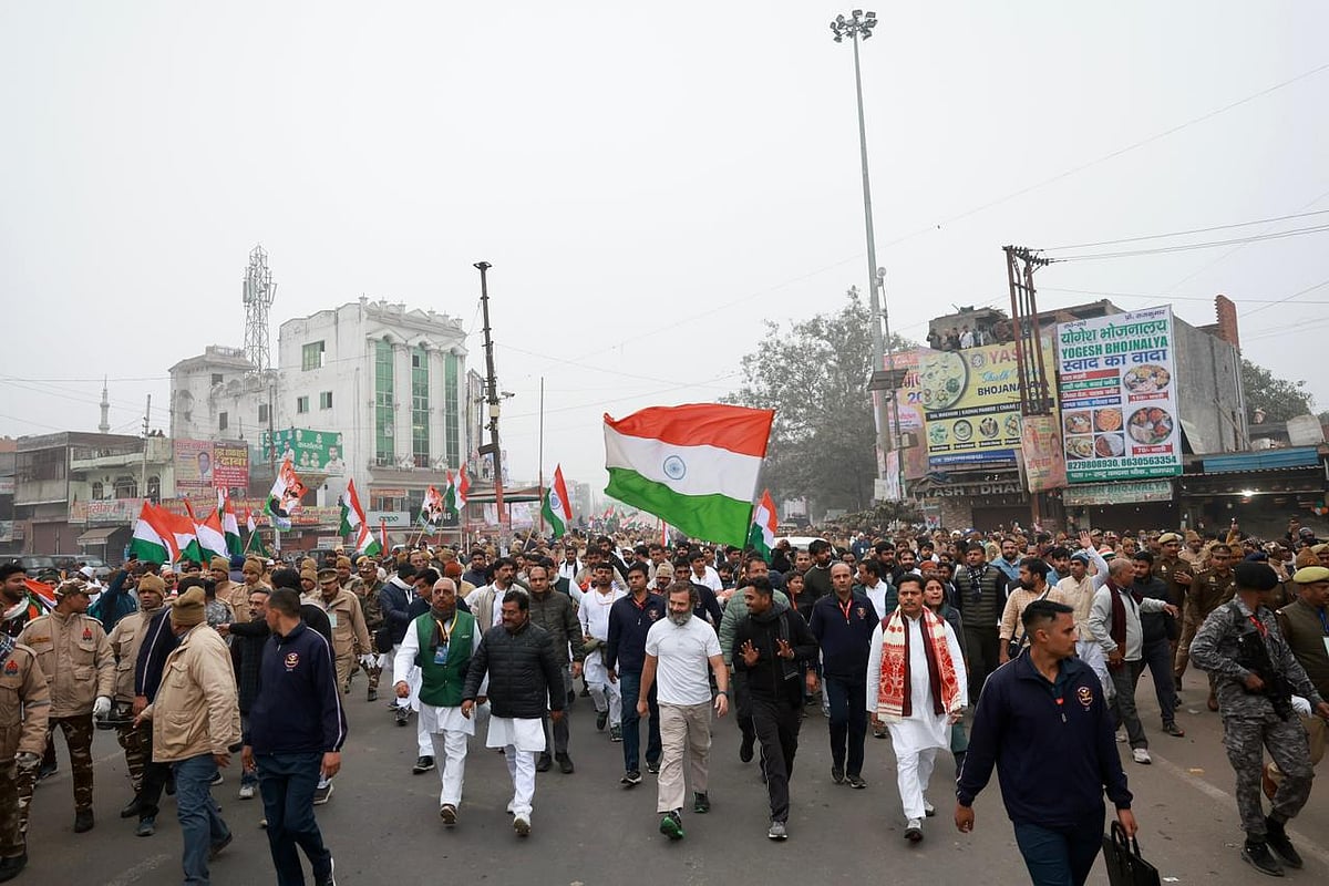भारत जोड़ो यात्रा बागपत से बढ़ी आगे, राहुल गांधी की एक झलक पाने के लिए बेताब दिखे लोग, फूलों के साथ पहुंचा किसान
