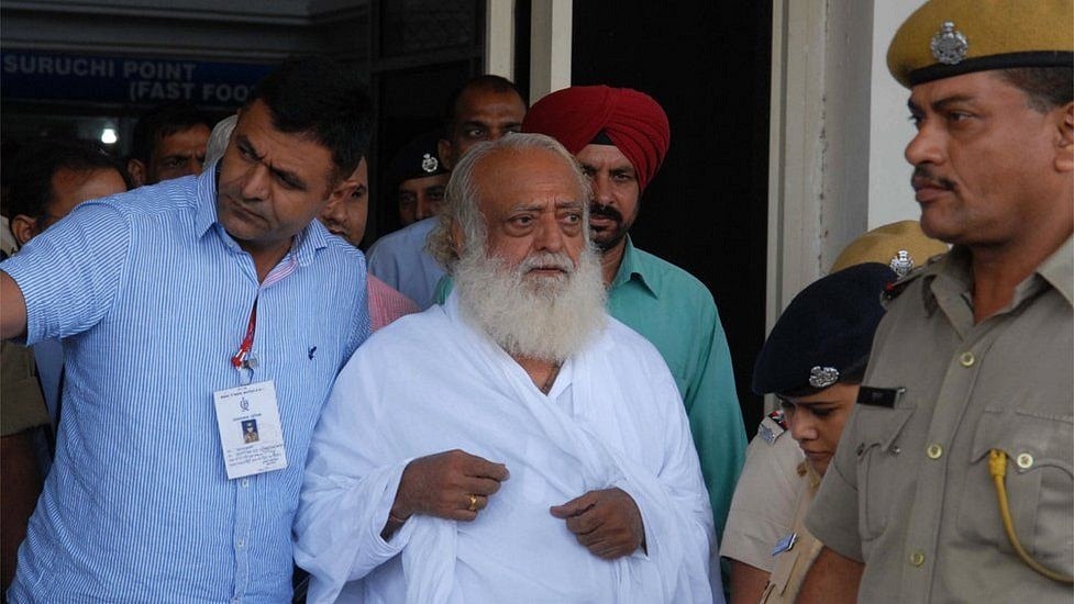 शिष्या से रेप के एक और मामले में आसाराम दोषी करार, गुजरात की अदालत कल सुनाएगी सजा