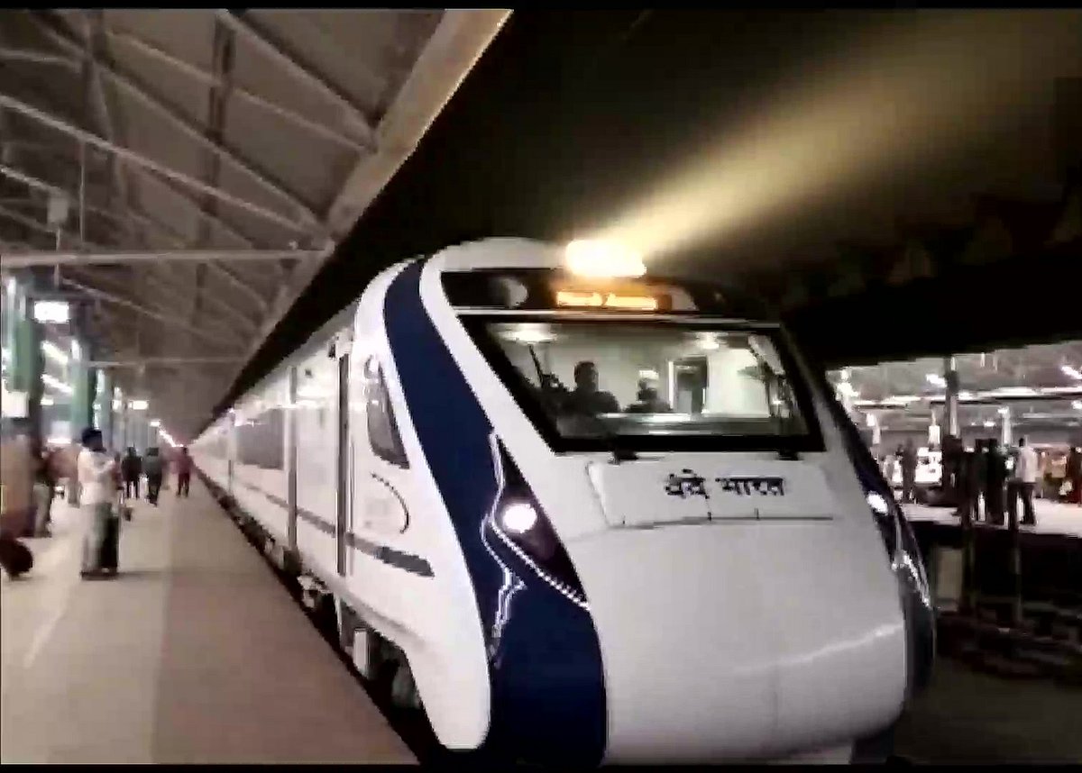 पश्चिम बंगाल में वंदे भारत एक्सप्रेस ट्रेन पर पथराव, खिड़की के शीशे में आई दरार, रेलवे जांच में जुटी