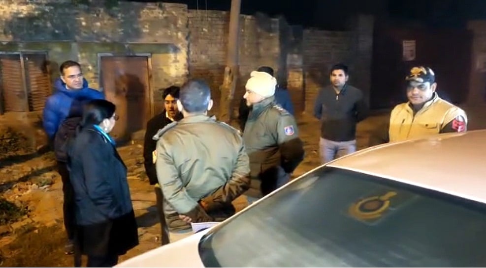 घटनास्थल का मुआयना करती पुलिस