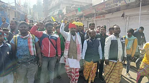 झारखंडः सम्मेद शिखर विवाद गहराया, परंपरागत हथियार लेकर सड़क पर उतरे संथाल आदिवासी, बंद रहा मधुवन