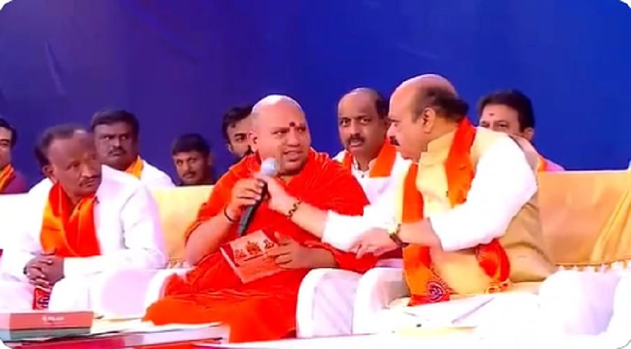 कर्नाटकः सीएम बोम्मई ने संत के हाथ से छीना माइक, आम लोगों के मुद्दे उठाने पर भड़के