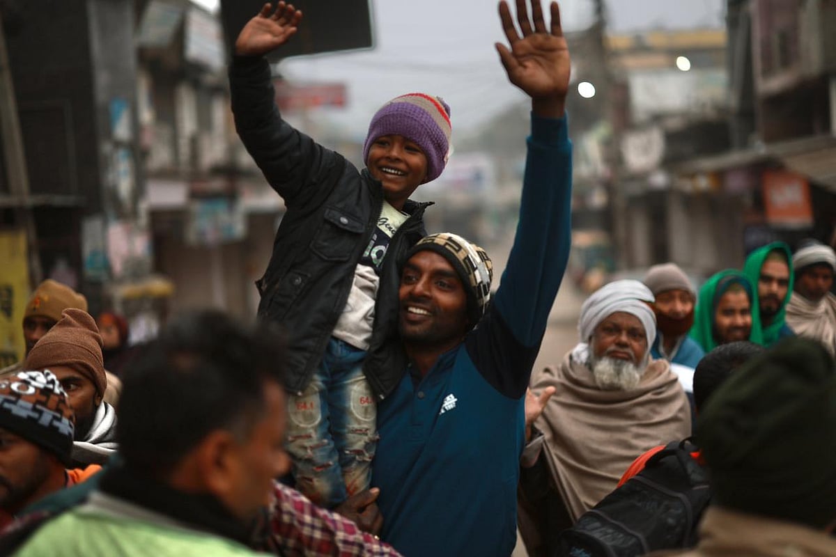 भारत जोड़ो यात्रा बागपत से बढ़ी आगे, राहुल गांधी की एक झलक पाने के लिए बेताब दिखे लोग, फूलों के साथ पहुंचा किसान